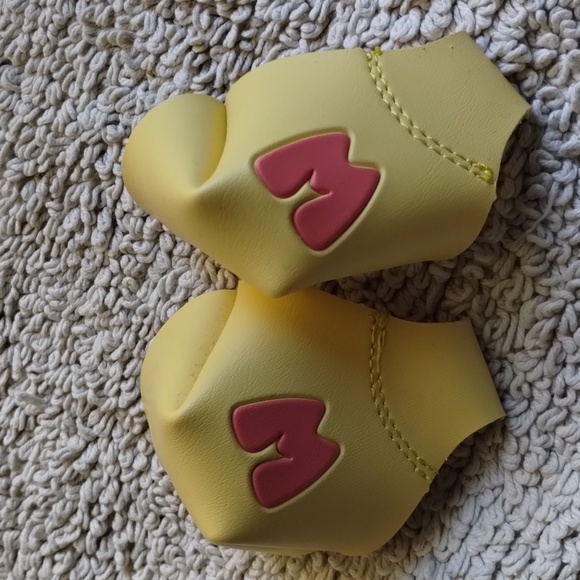 Brand New Moxi Beach Bunny Roller Skates + Toe Guards - Picture 9 of 10